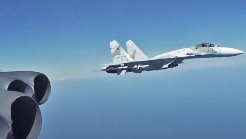 Su-27 πετούν δίπλα σε Β-52 αλλά δεν πρόκειται για αναχαίτιση (βίντεο)