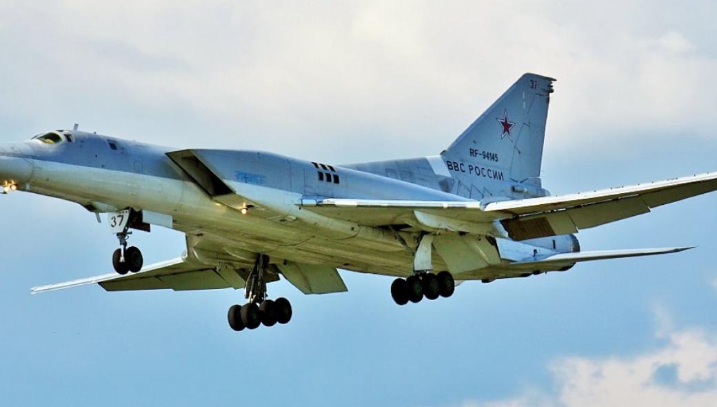 Ρωσικά Tu-22M3 και Su-27 σε σχηματισμό πάνω από τη Μαύρη Θάλασσα