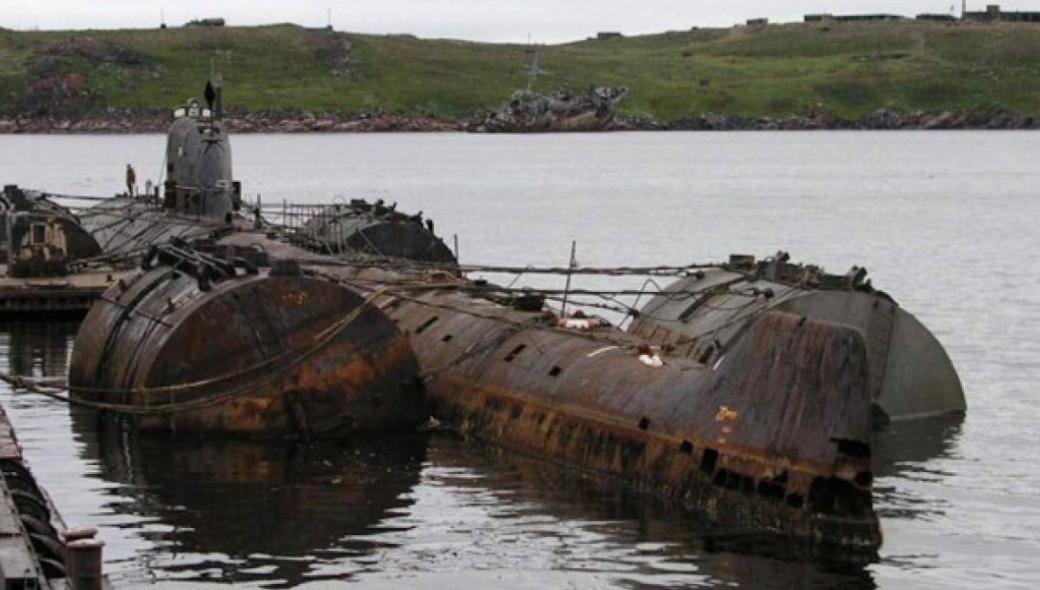 Tα βυθισμένα πυρηνικά υποβρύχια στην Ρωσία μπορεί να μετατραπούν σε θαλάσσιο «Τσερνόμπιλ» (φώτο)