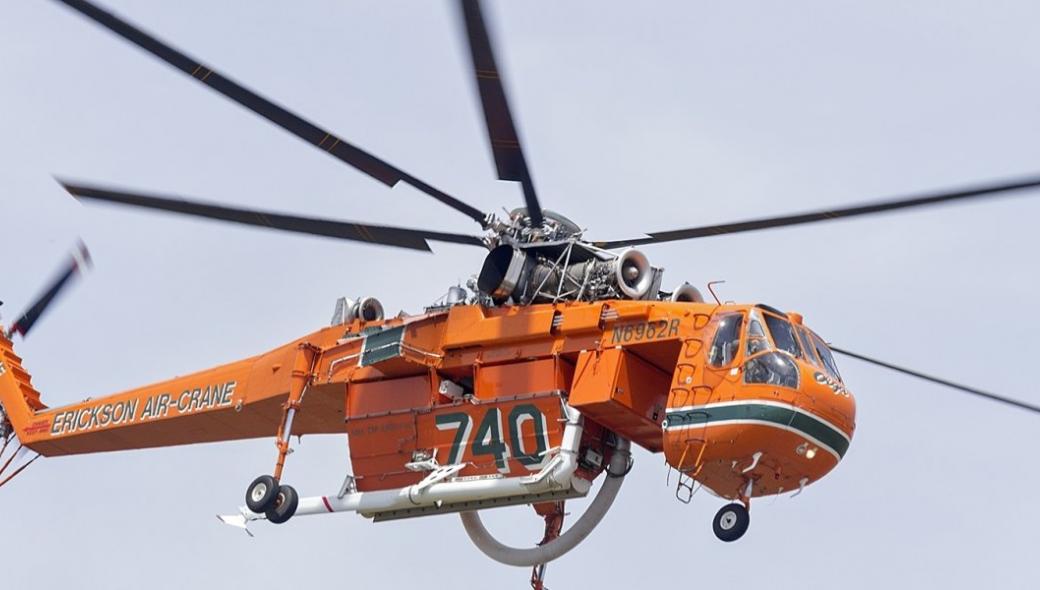 Βίντεο: Ελικόπτερο του ΠΣ ενώ ανεφοδιάζεται με νερό στη μεγάλη πυρκαγιά της Λευκίμμης-Δαδιάς