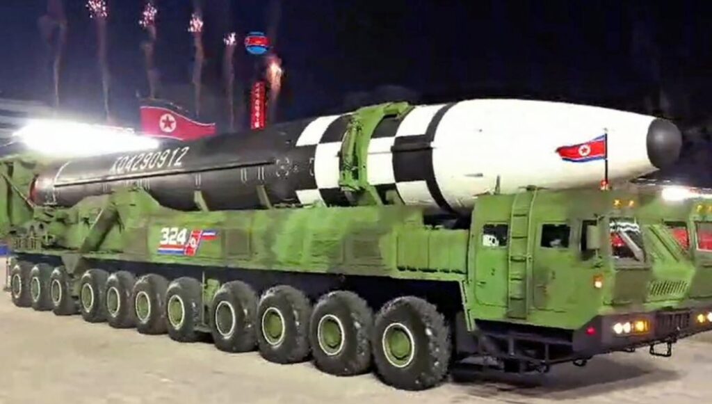 Βόρεια Κορέα: Παρουσίασε σήμερα έναν μεγάλο διηπειρωτικό βαλλιστικό πύραυλο ICBM