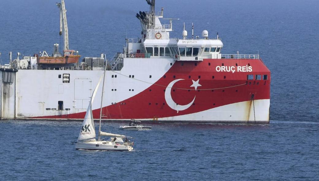 Περικυκλωμένο από τουρκικά πολεμικά το Oruc Reis για αποτροπή νηοψίας