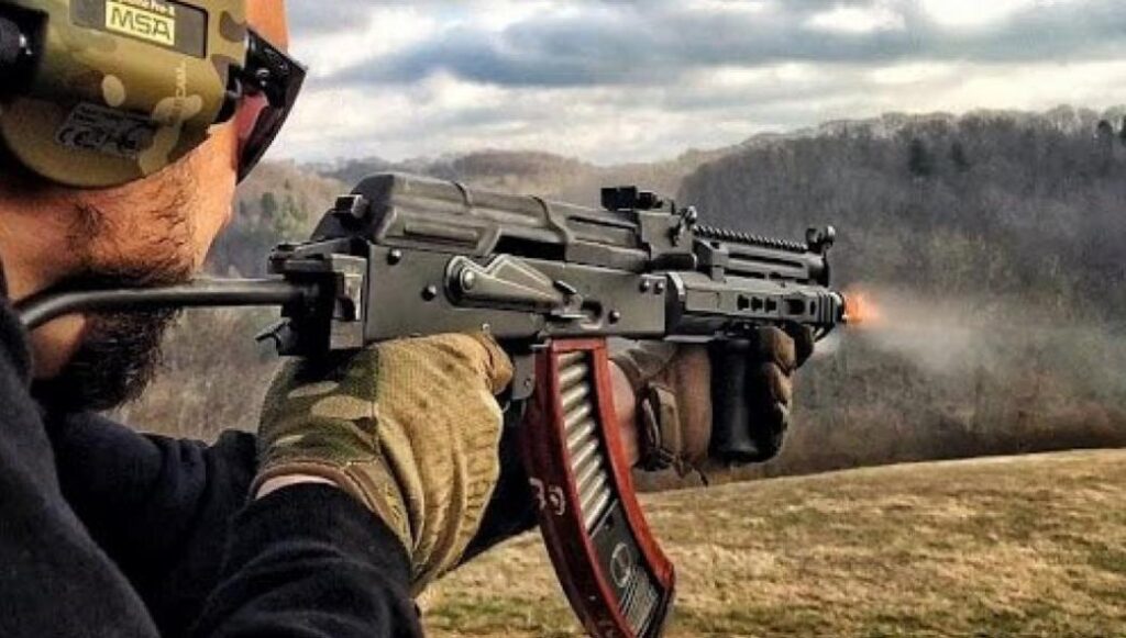 Βίντεο: Η στιγμή όπου καλάσνικοφ ρίχνουν κατά ριπάς σε αργή κίνηση