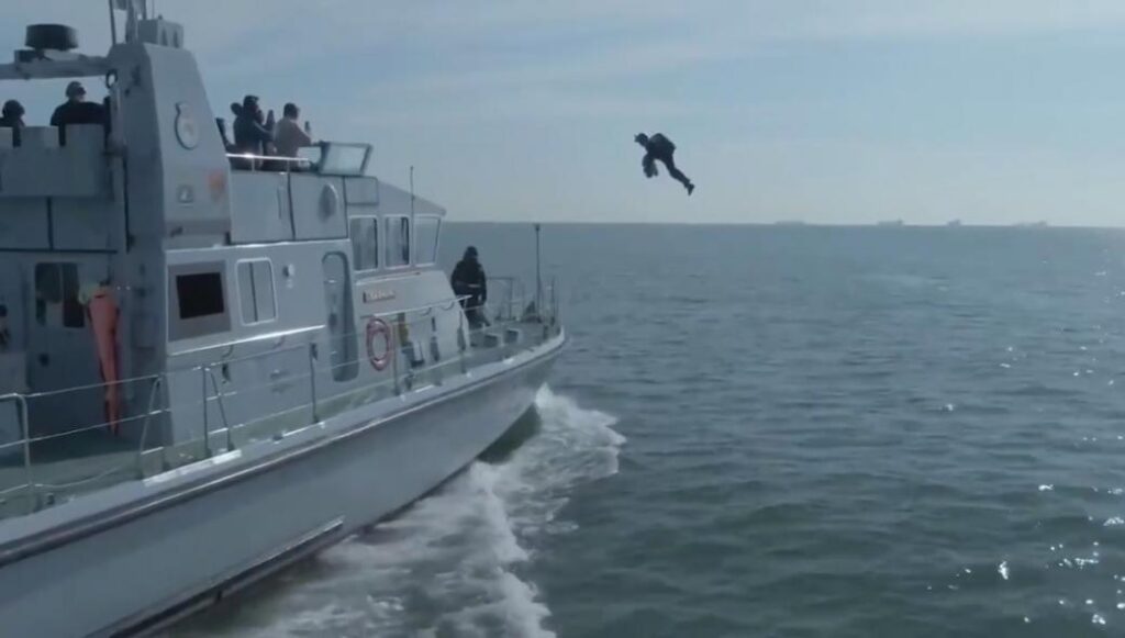 Το Βασιλικό Ναυτικό δοκιμάζει στολές αλά… «Iron Man» (βίντεο)