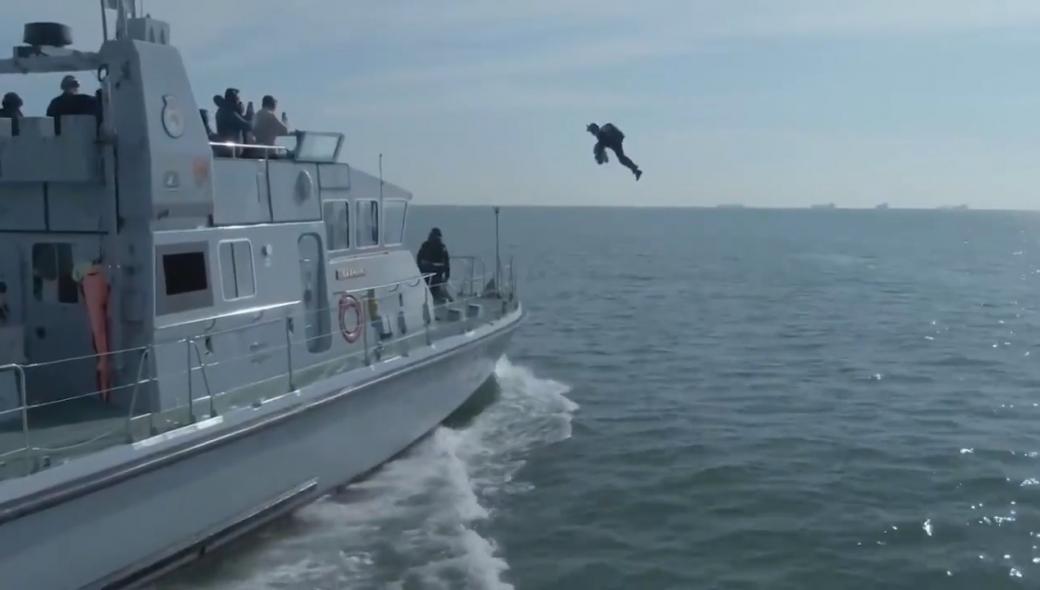 Το Βασιλικό Ναυτικό δοκιμάζει στολές αλά… «Iron Man» (βίντεο)