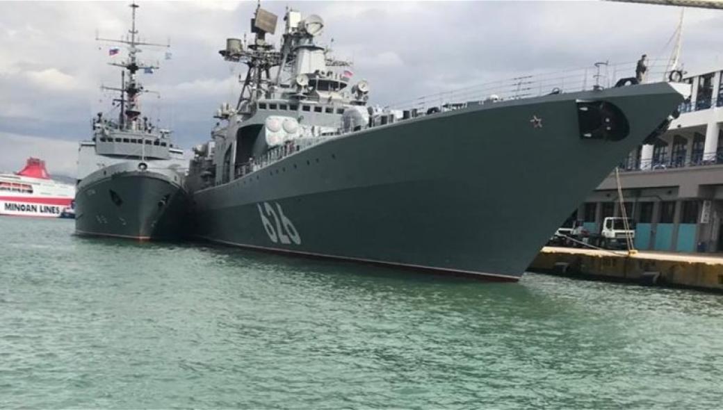 H στιγμή που το ρωσικό πολεμικό πλοίο «Vice Admiral Kulakov» φτάνει στον Πειραιά