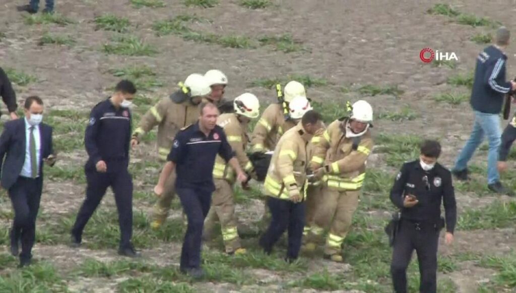 Τουρκία: Εκπαιδευτικό αεροπλάνο έπεσε στην Κωνσταντινούπολη – Τραυματίστηκε ο πιλότος (φώτο-βίντεο)