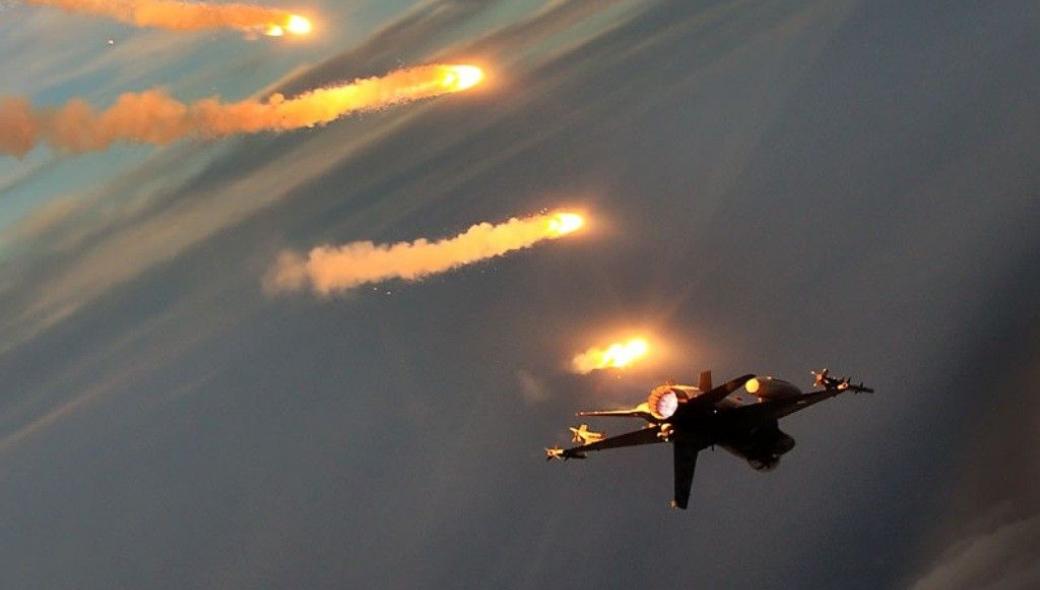 Ύποπτο αεροσκάφος αναχαίτισαν F-16: Πετούσε κοντά σε συγκέντρωση του Ν.Τραμπ