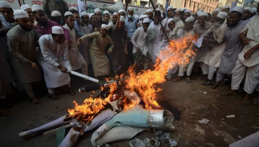 Μπαγκλαντές: Ομάδα ατόμων ξυλοκόπησε και έκαψε άνθρωπο επειδή… βεβήλωσε το Κοράνι