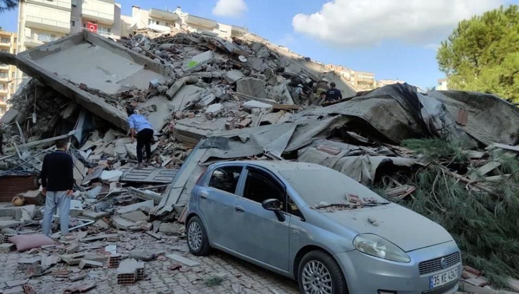Νέο βίντεο: Κτίρια καταρρέουν από τον φονικό σεισμό των 7 Ρίχτερ στη Σμύρνη