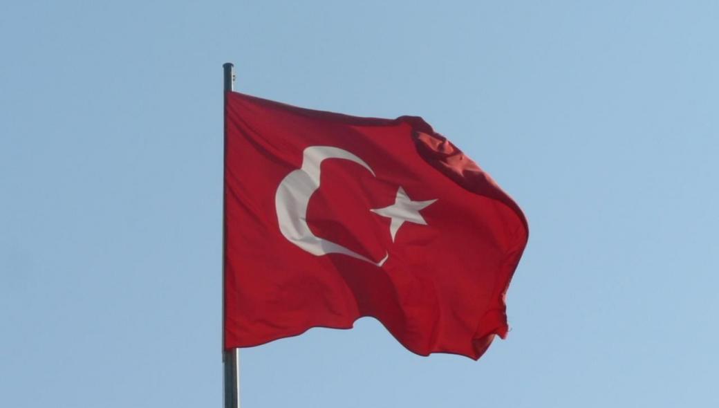 «Επιχείρηση σημαία»: Ύψωσαν τεράστια σημαία απέναντι από τα Ίμια οι Τούρκοι