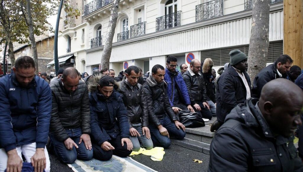 Γαλλικές μυστικές υπηρεσίες: Τεράστια η ριζοσπαστικοποίηση των μουσουλμάνων της Γαλλίας