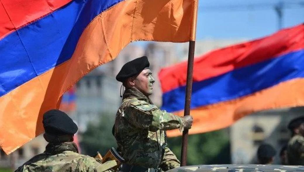 Ναγκόρνο-Καραμπάχ: Στρατιωτικός ιερέας ευλογεί τους Αρμένιους στρατιώτες πριν από τη μάχη
