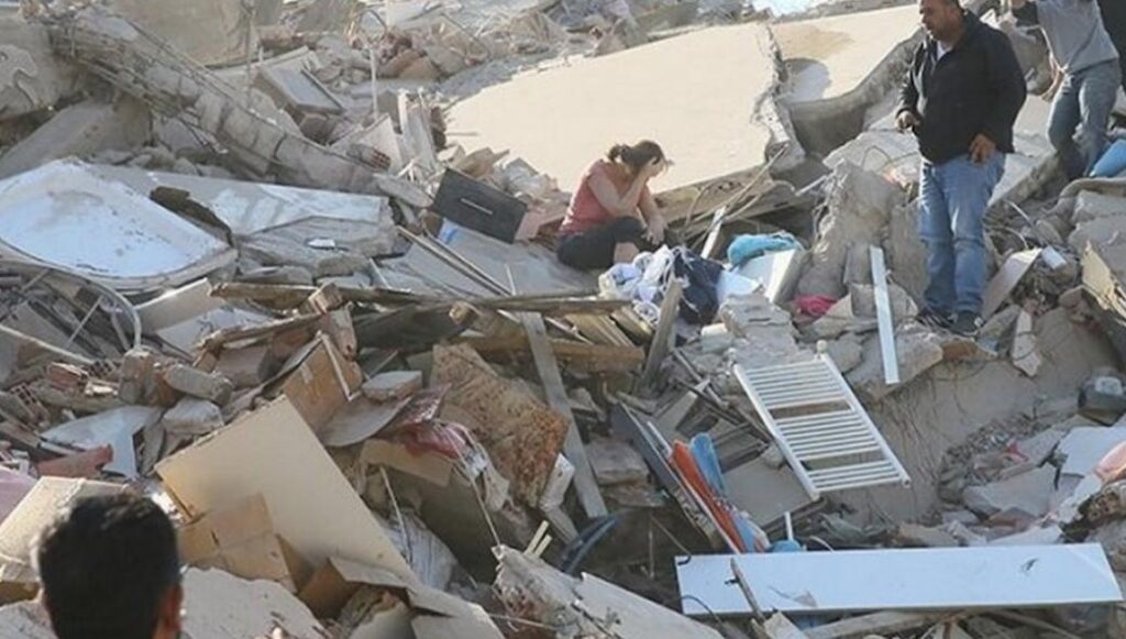 Απεγκλωβίστηκε τρίχρονο κοριτσάκι στην Σμύρνη μετά 65 ώρες (βίντεο)