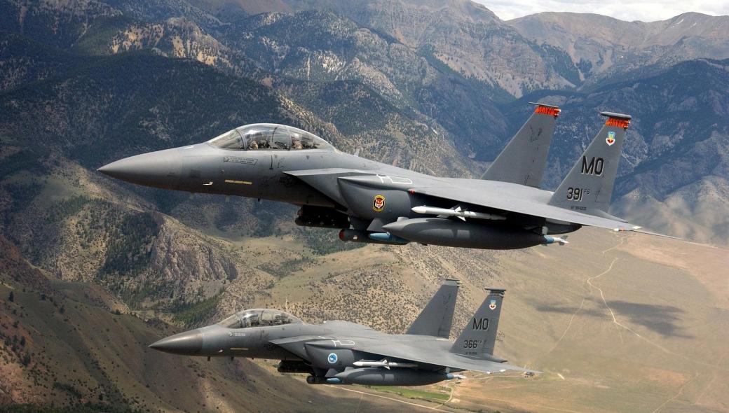 Βίντεο: Μαχητικά F-15E πετούν σε σχηματισμό – Εντυπωσιακές εικόνες