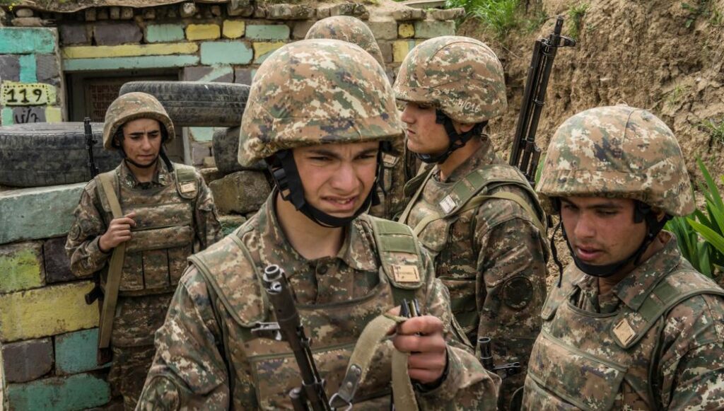 Ναγκόρνο-Καραμπάχ: Αρμένιοι περιθάλπουν τραυματίες του Αζερμπαϊτζάν στο πεδίο της μάχης