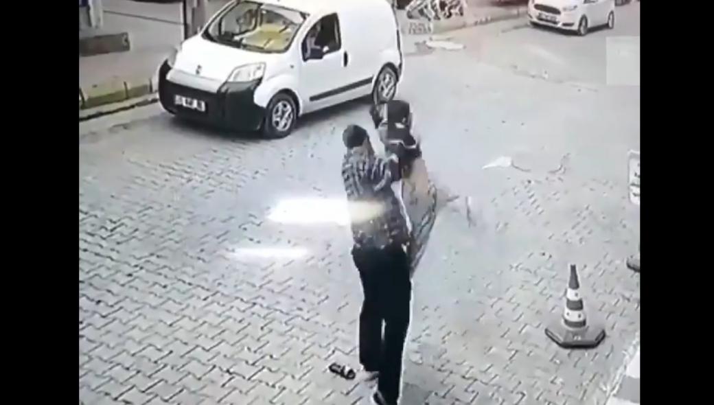 Τούρκος ξυλοκοπεί παιδί επειδή του ζήτησε λεφτά – Το πετάει με βία στον δρόμο (βίντεο)