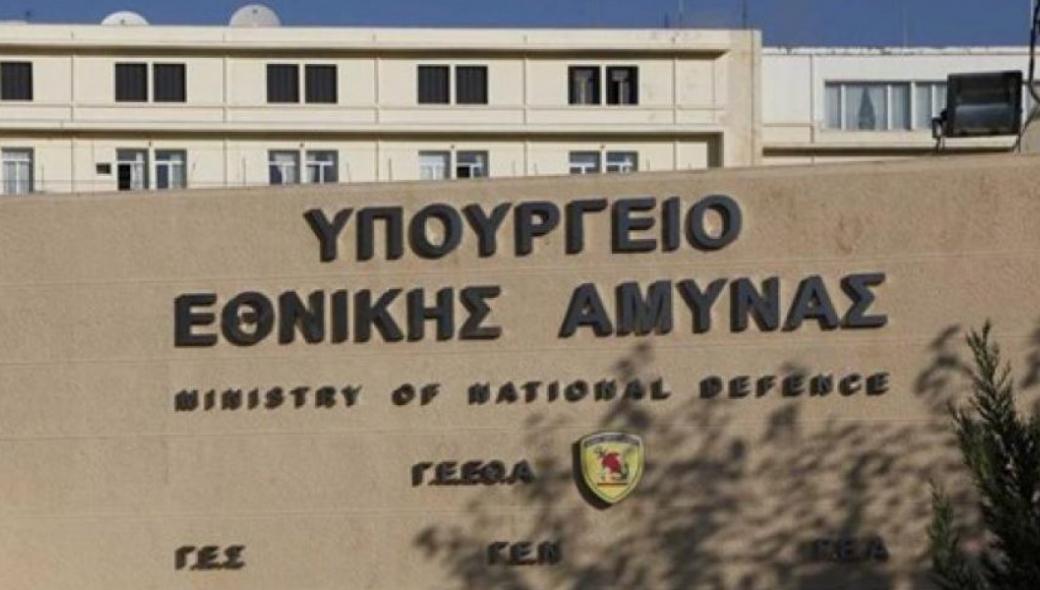 «Αποδεκατίστηκε» το πολιτικό γραφείο του ΥΠΕΘΑ