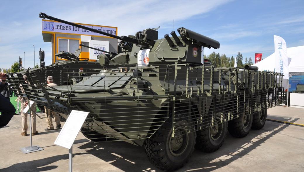 Ρωσία: Στη δημοσιότητα βίντεο από τις δοκιμές του νέου τροχοφόρου ΤΟΜΑ BTR-82AT