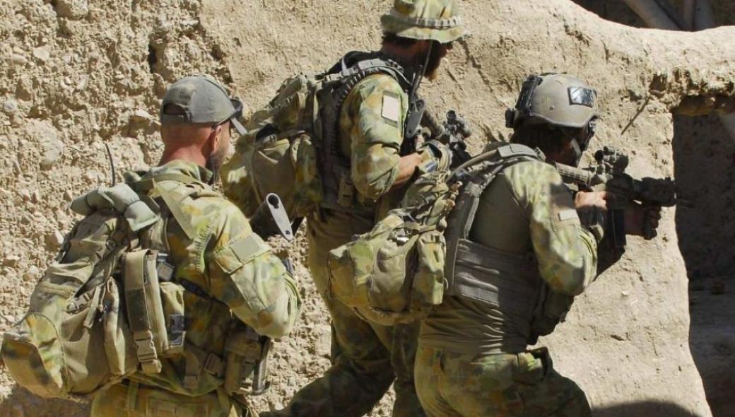 Φωτογραφία που ανατριχιάζει: Αυστραλός στρατιώτης πίνει μπύρα από το προσθετικό πόδι νεκρού Ταλιμπάν