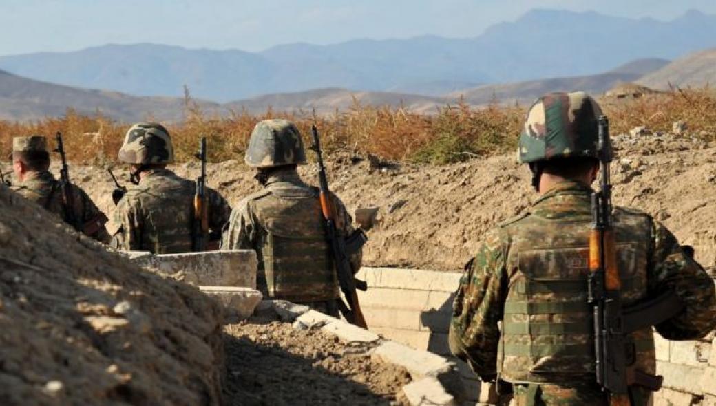 Επτά Αζέροι στρατιώτες χτυπούν βάναυσα δεμένο Αρμένιο (βίντεο)