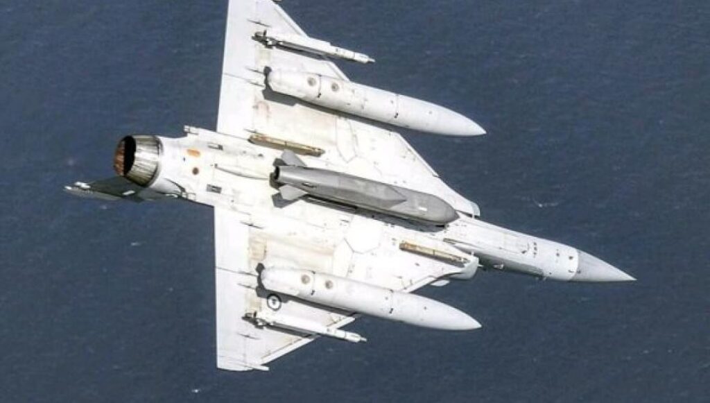 Φωτό-ντοκουμέντο: Mirage 2000-5 Mk2 της ΠΑ με SCALP-EG ελάχιστα μέτρα επάνω από την θάλασσα