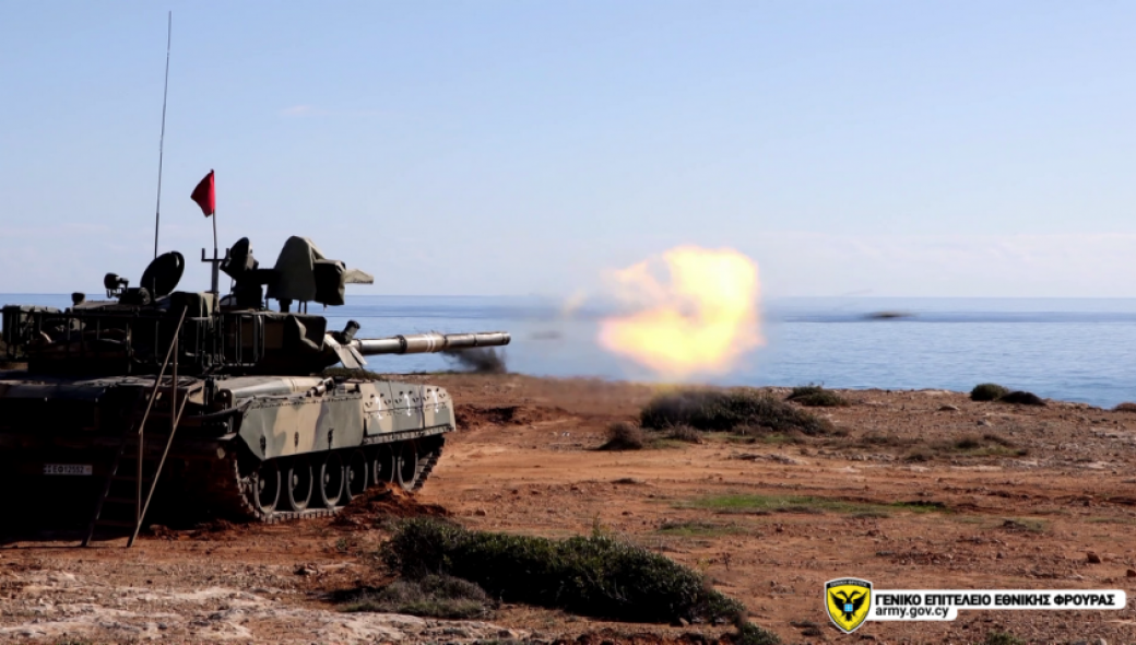 Τα κυπριακά Τ-80U σε βολές α/τ πυραύλων κατά θαλάσσιων στόχων (βίντεο)