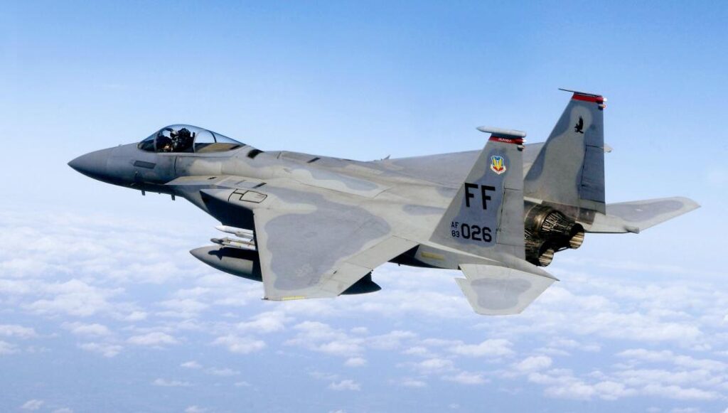 Βίντεο: F15 Eagle εκτοξεύει πύραυλο Sidewinder έχοντας στόχο ένα drone