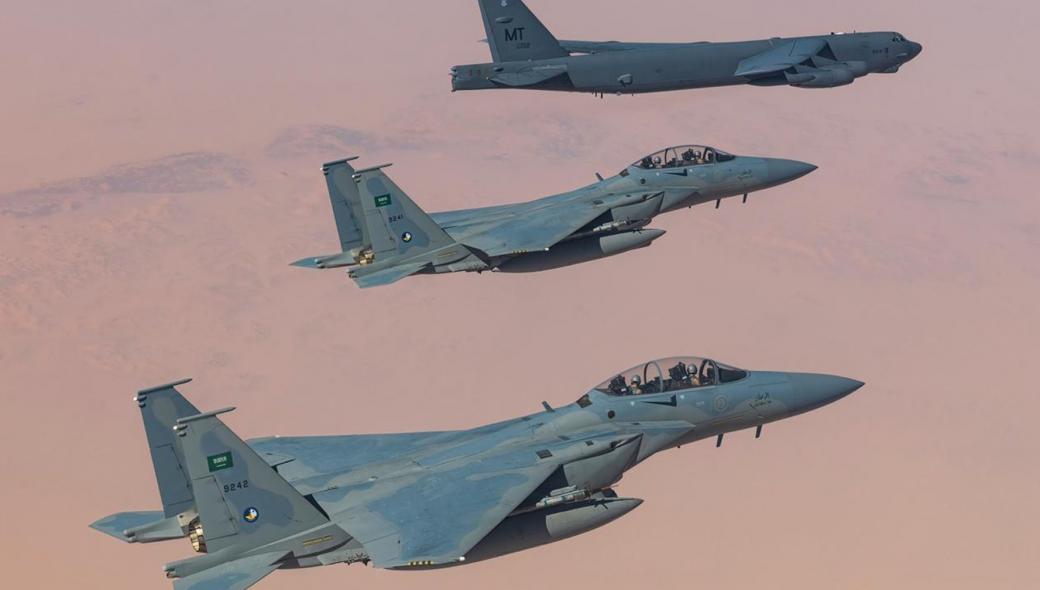 Βίντεο: Σαουδαραβικά F-15 συνοδεύουν αμερικανικά B-52H