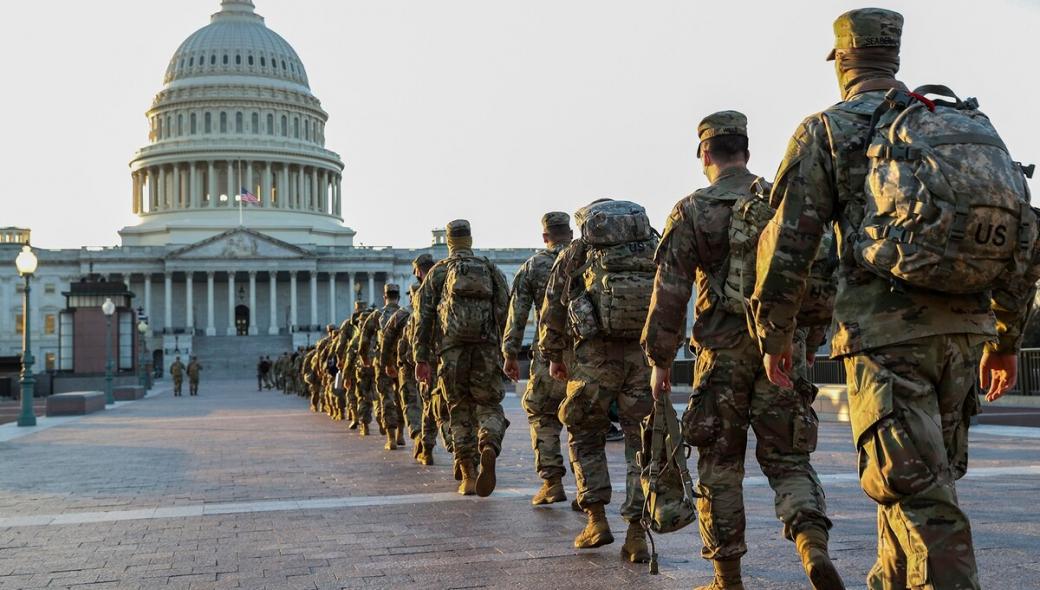 Ουάσιγκτον: Μοιράζουν οπλισμό στους στρατιώτες – Πάνω από 21.000 θα  φρουρούν τον Μπάιντεν!