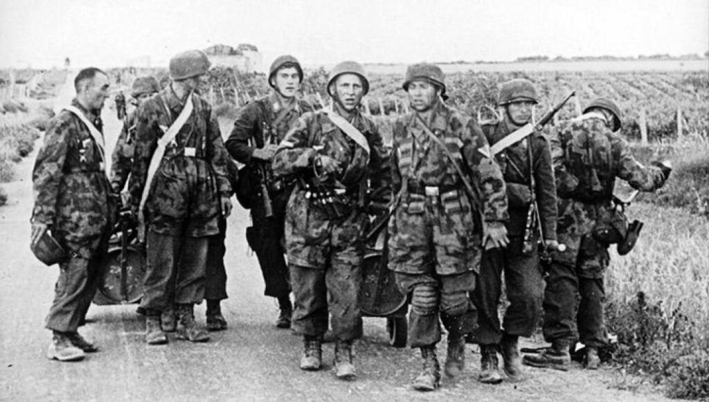 Γερμανοί αλεξιπτωτιστές προσπαθούν να ανασυγκροτηθούν μετά το άλμα τους στην Κρήτη