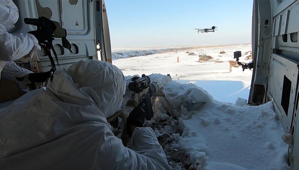 Ο ρωσικός Στρατός αξιολογεί ελεύθερους σκοπευτές σε χιονισμένο πεδίο (βίντεο)