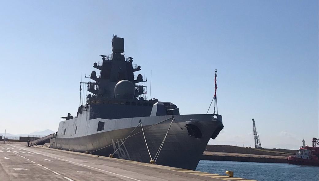 «Ναύαρχος Κασατόνοβ»: Βίντεο με την υπερσύγχρονη ρωσική φρεγάτα στο λιμάνι του Πειραιά