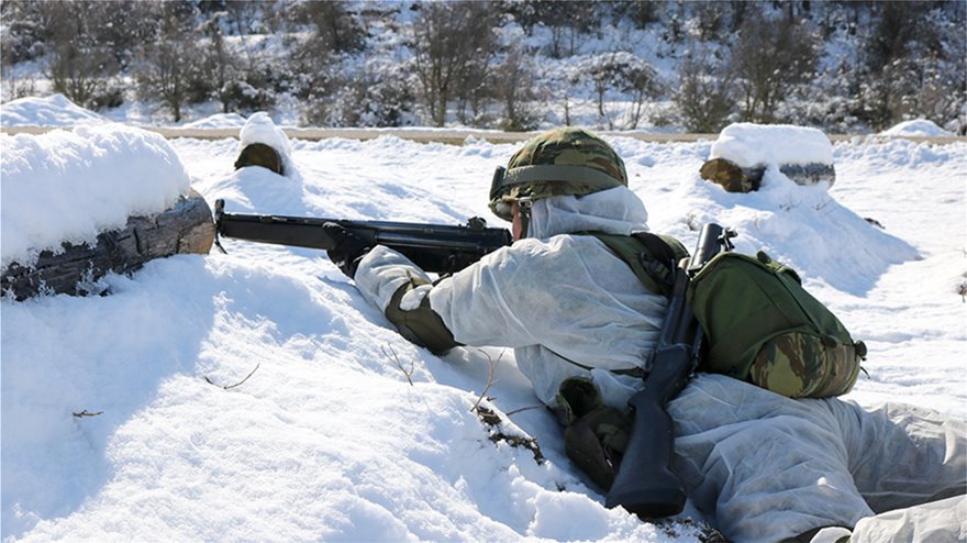 Δεν τους σταματούν ούτε τα χιόνια: Εντυπωσιακές εικόνες από τη χειμερινή στρατιωτική εκπαίδευση
