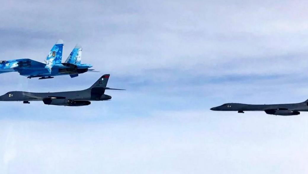 Αμερικανικά βομβαρδιστικά κοντά στα σύνορα της Ρωσίας – Σε ετοιμότητα τα Su-27