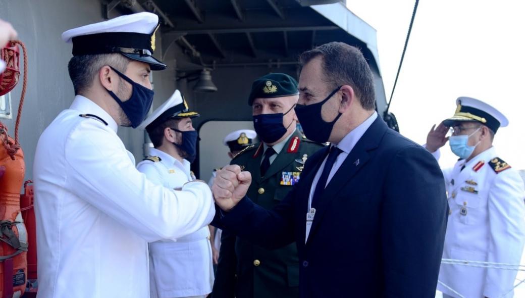 Eπίσκεψη στην φρεγάτα «ΥΔΡΑ» του ελληνικού Π.Ν. για τον υπουργό Εθνικής Άμυνας (φώτο)