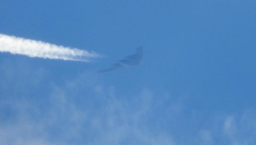 Stealth βομβαρδιστικά B-2 πέταξαν σε σχηματισμό πάνω από τον ουρανό της Γιούτα (φώτο-βίντεο)