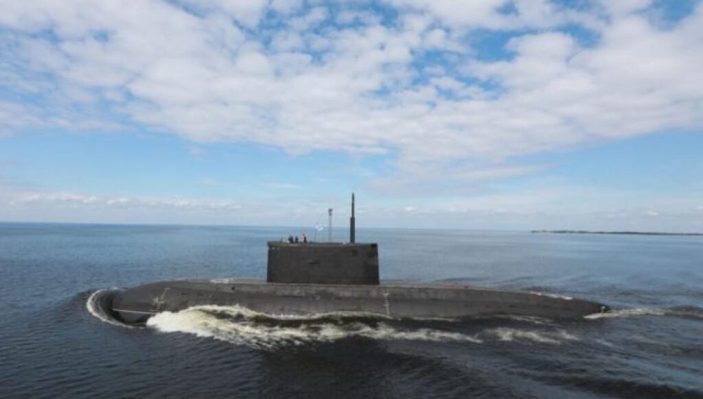 Οι Ρώσοι ρίχνουν στο νερό το αναβαθμισμένο υποβρύχιο Magadan