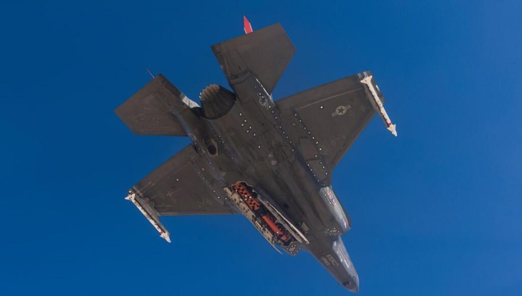 Δοκιμαστική εκτόξευση  του βλήματος JSM από μαχητικό F-35