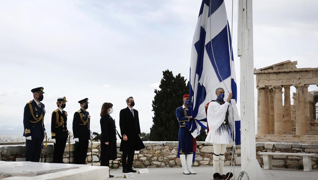 Θλιβερό: Με μάσκες οι εύζωνες στην έπαρση της σημαίας για τα 200 χρόνια από την Επανάσταση του 1821