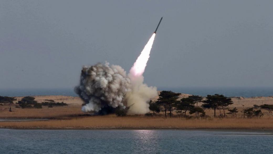 Η Βόρεια Κορέα εκτόξευσε «κατευθυνόμενο» «τακτικό» πύραυλο με κινητήρα στερεού καυσίμου