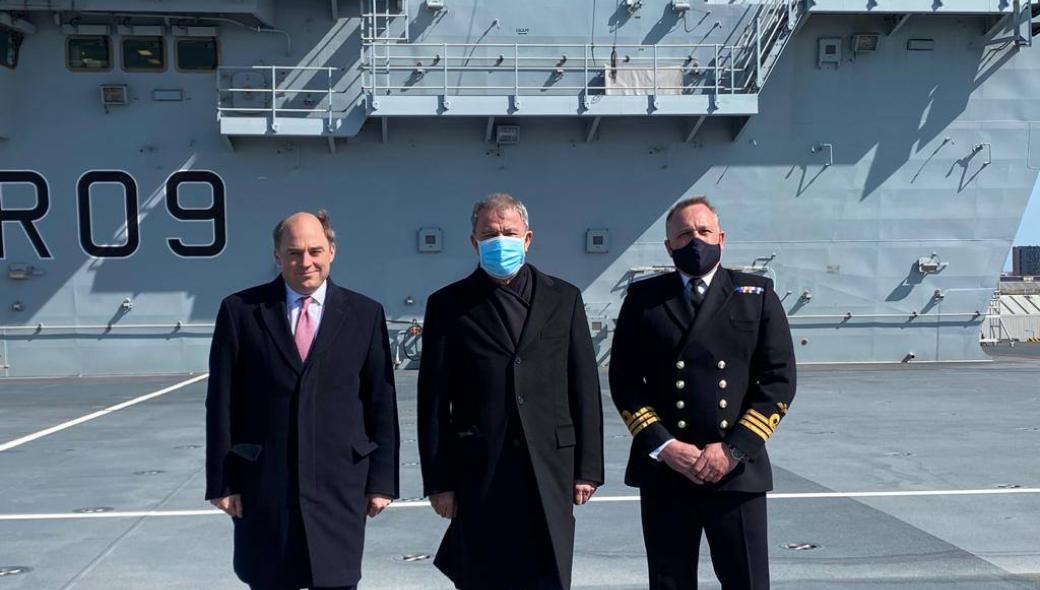 Ο τούρκος υπουργός Άμυνας στο βρετανικό αεροπλανοφόρο «Πρίγκιπας της Ουαλίας»