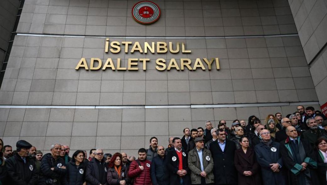 «Πέσαμε από τα σύννεφα» – Τούρκος αναλυτής: Ο Ερντογάν υπαγορεύει στους δικαστές τι να κάνουν
