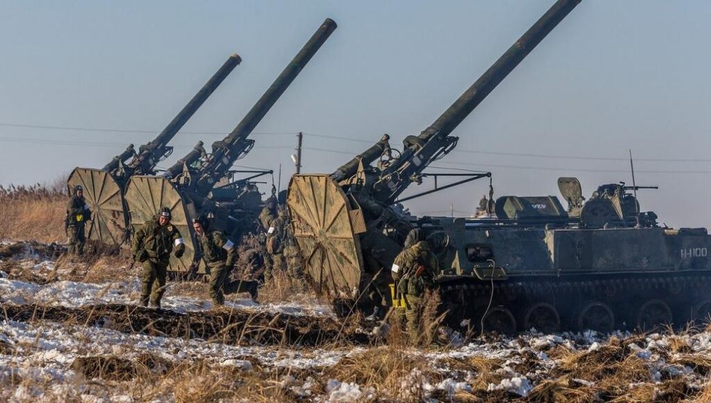 Βίντεο με τα θηριώδη ρωσικά πυροβόλα 2S4 Tyulpan να μεταφέρονται στα σύνορα με την Ουκρανία