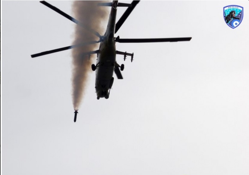 Εθνική Φρουρά: Βολές αντιαρματικού πυραύλου «ΑΤΑΚΑ» από ελικόπτερο Mi-35 (φώτο)