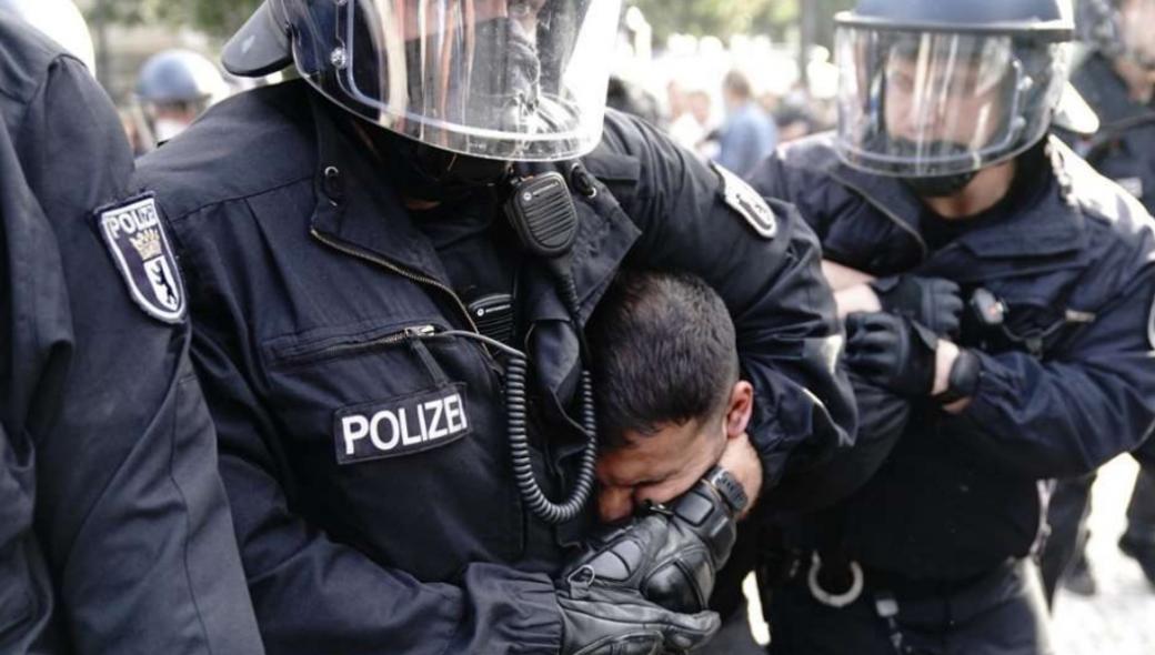 Σοκ στην Γερμανία: Αστυνομικοί επιχειρούν να πνίξουν διαδηλωτή επειδή δεν φορούσε… μάσκα! (βίντεο)