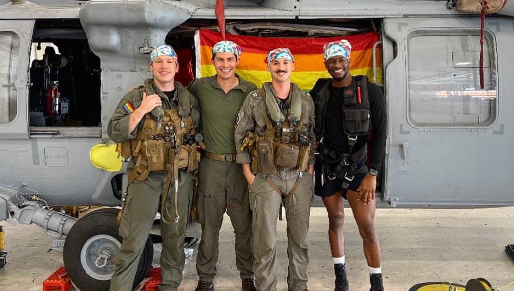Ναυτικό ΗΠΑ: «Περήφανοι για το πρώτο ολοκληρωτικά γκέι πλήρωμα ελικοπτέρου»