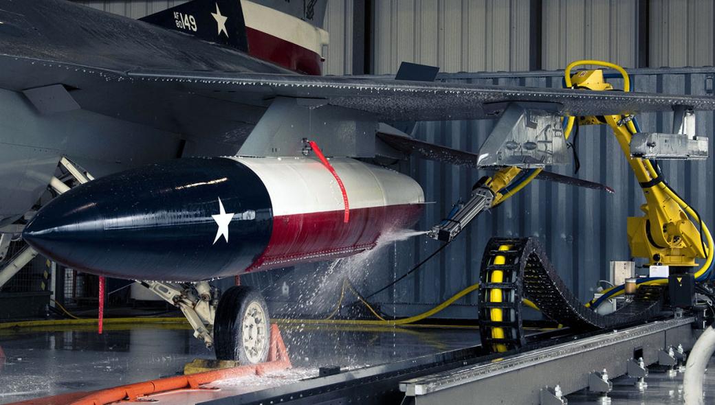 Το ρομποτικό σύστημα πλύσης F-16 που δοκιμάζει η αμερικανική Αεροπορία