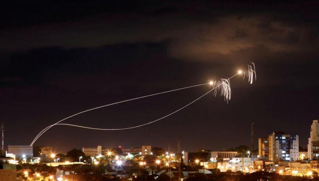 «Φλέγεται» ο ουρανός πάνω από το Τελ Αβίβ: Πρωτοφανείς  εικόνες από τις επιθέσεις της Χαμάς