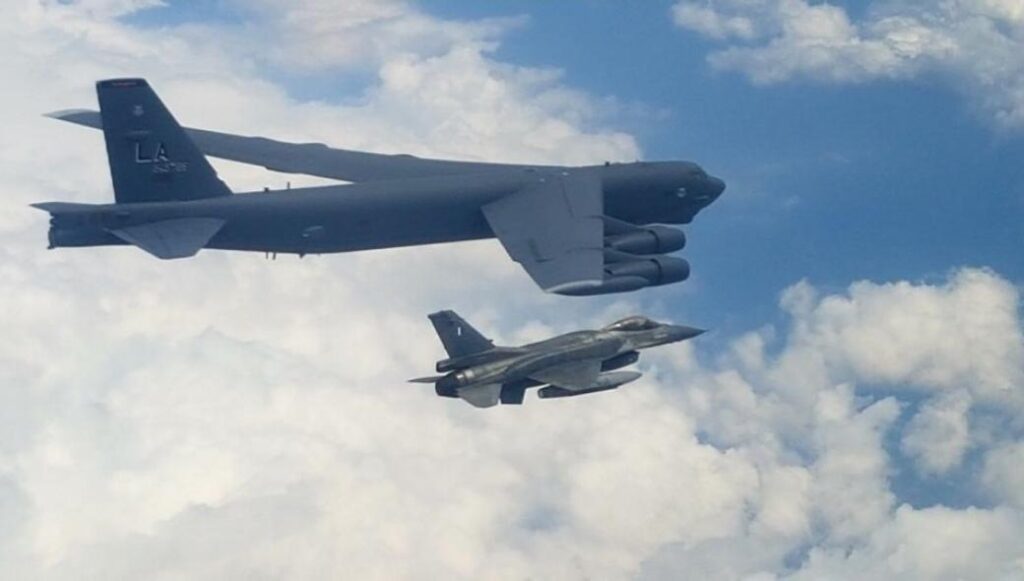Ελληνικά F-16 συνόδευσαν αμερικανικό βομβαρδιστικό B-52 που πέταξε πάνω από την Ελλάδα